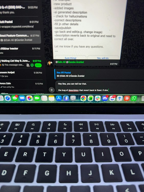 Tyes hshsApple MacBook laptop with silver aluminum enclosure